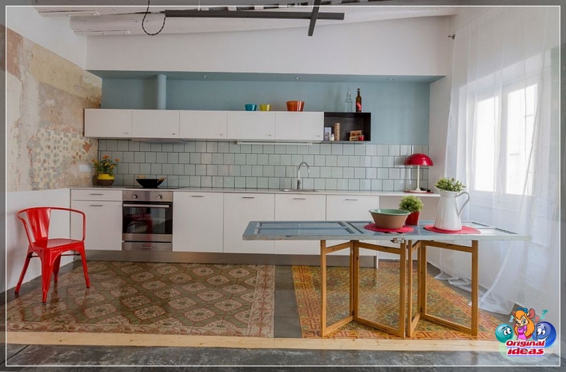 cocina Cocina con detalles luminosos con una mesa desde la puerta de entrada