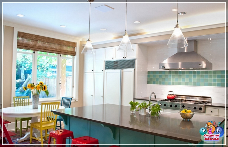 cocina Cocina con sillas de colores brillantes