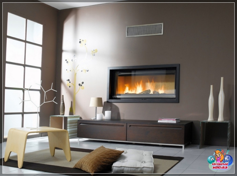 Dekorativer Kamin in einem modernen Wohnzimmerinnenraum