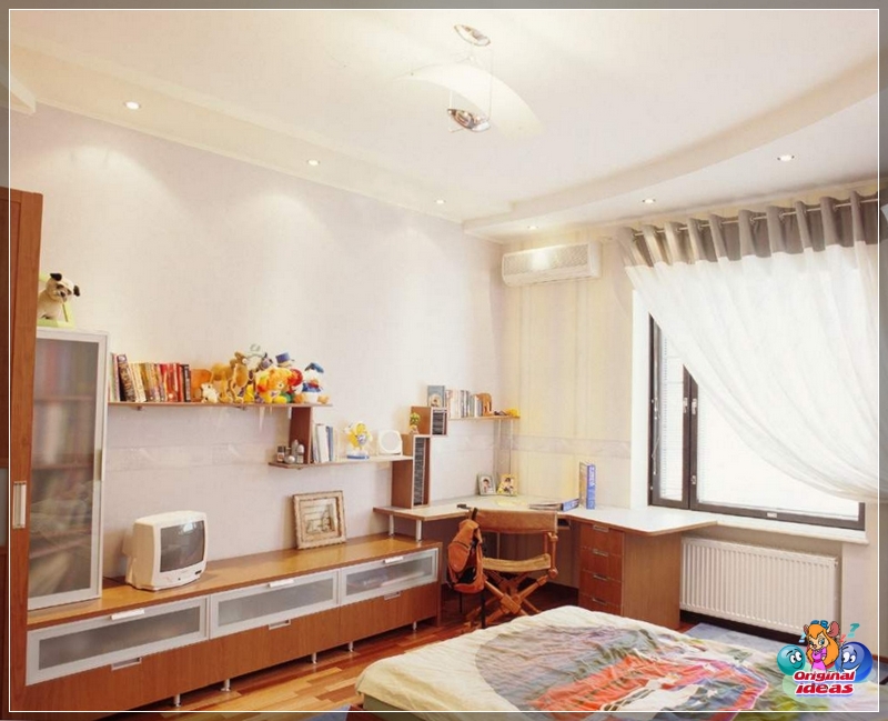 W przedszkolu nic nie powinno przeszkadzać w przenikaniu światła słonecznego, dlatego lepiej ustawić okno z zasłonami świetlnymi i uwolnić parapet od dużych roślin