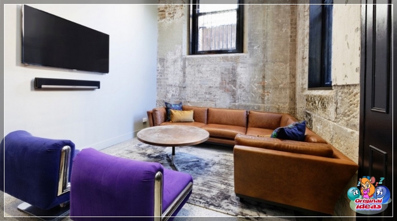 In einem kleinen Wohnzimmer sollte es nicht zu viele Möbel und Dekorationsgegenstände geben