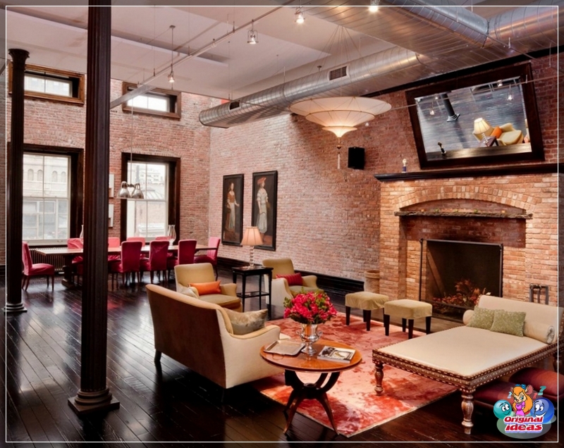 Luxuriöses Loft-Wohnzimmer mit Kamin