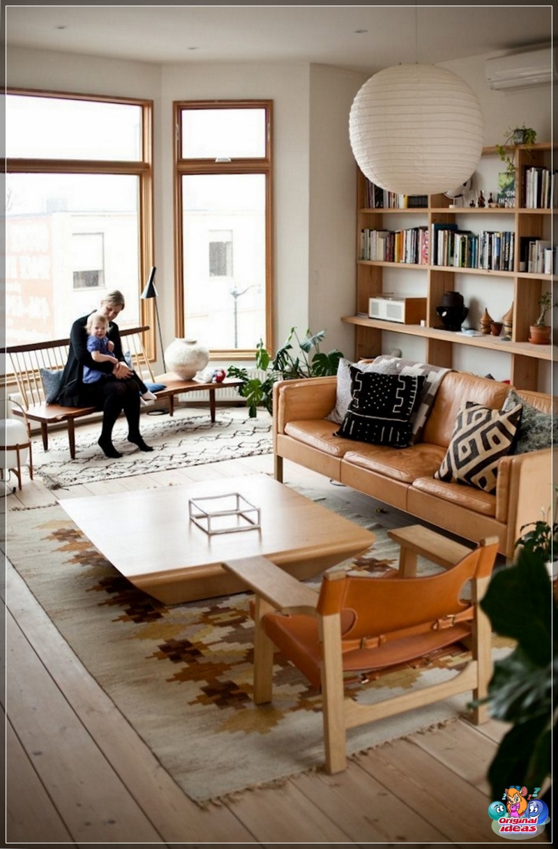 Bücherregale aus Holz in einem skandinavischen Interieur Bücherregale aus Holz in einem skandinavischen Interieur