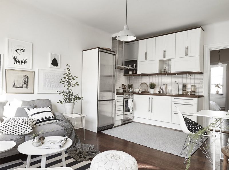 Die Kombination von Küche und Wohnzimmer in einem skandinavischen Interieur Die Kombination von Küche und Wohnzimmer in einem skandinavischen Interieur