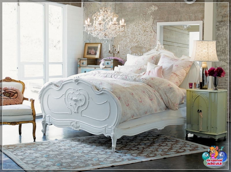 habitación En el interior de shabby chic, una lujosa lámpara de araña de cristal se ve orgánicamente
