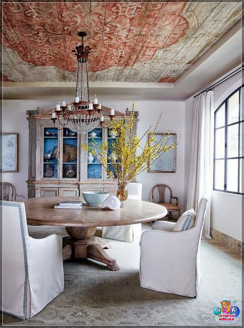 habitación En el interior de un shabby chic, las paredes o el techo envejecidos se ven mejor