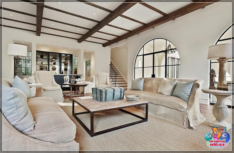 Wohnzimmer Holzbalken sind eine klassische Deckendekorationstechnik in einem mediterranen Interieur