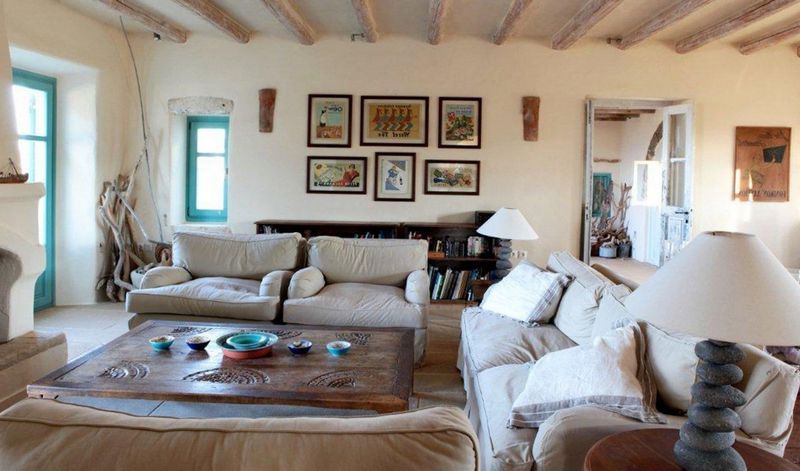 Wohnzimmer Am häufigsten wird Mattputz gewählt, um die Wände eines Wohnzimmers im mediterranen Stil zu dekorieren