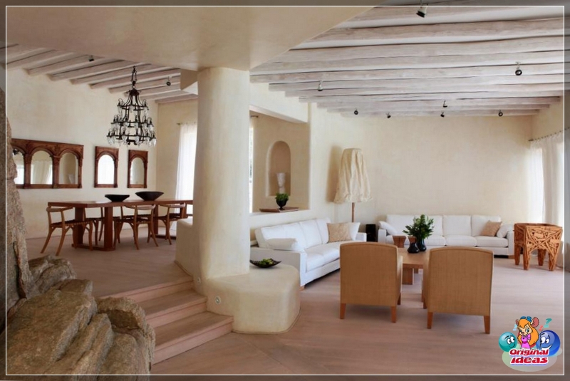 Wohnzimmer Der mediterrane Stil verwendet natürliche satte Farben für die Innendekoration - Blau und Azurblau, Türkis, Oliv, Gelb und Sand
