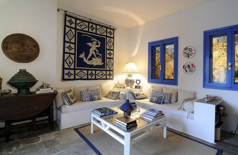 Wohnzimmer Thematische Accessoires ergänzen das Interieur, für den griechischen Stil können dies beispielsweise Dekorationsgegenstände sein, die Szenen aus den Mythen des antiken Griechenlands darstellen