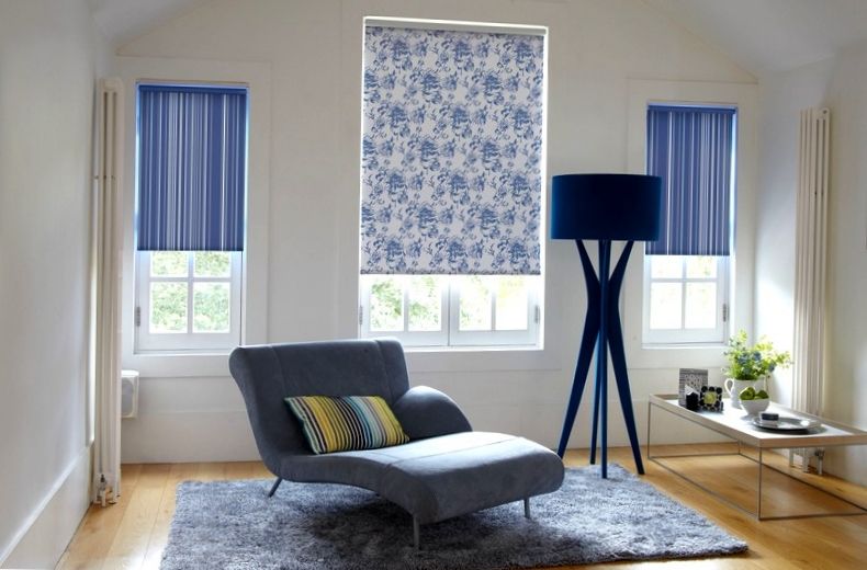 Roller blinds in blue tones
