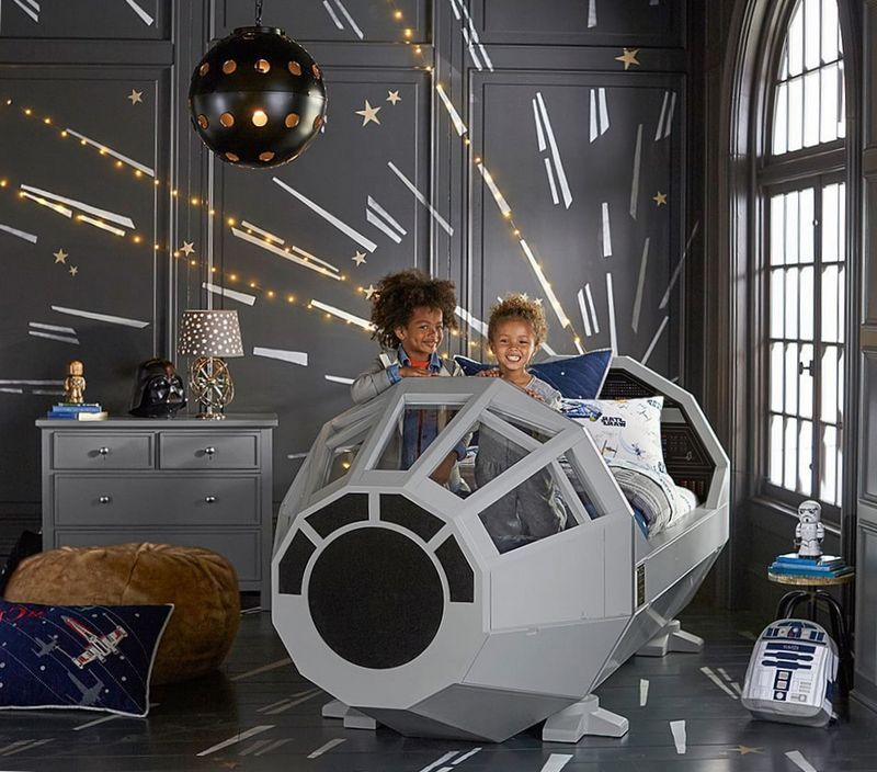 Bett-Raumschiff im Kinderzimmer Bett-Raumschiff im Kinderzimmer