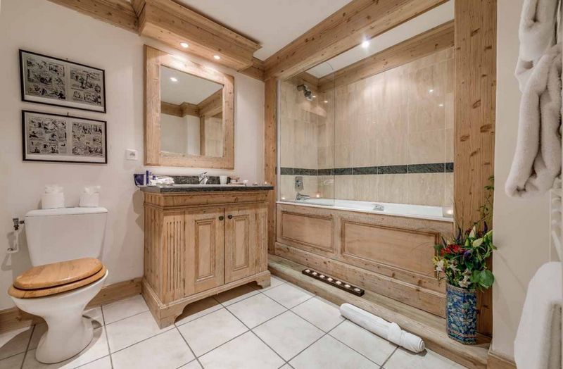 baño Un baño luminoso crea una sensación de espacio