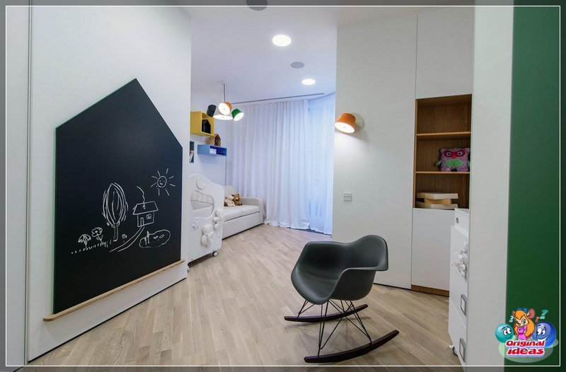 Ciekawym pomysłem byłoby zamontowanie dużej deski kreślarskiej na jednej ze ścian przedszkola