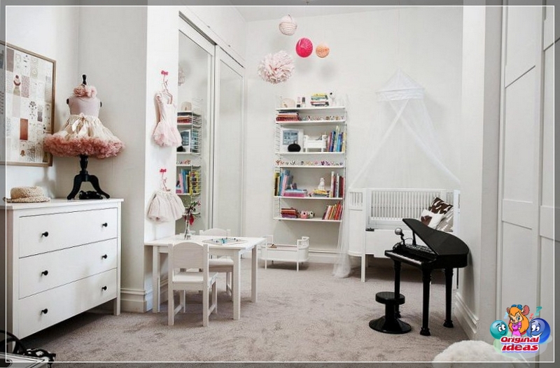 Baldachim nad łóżkiem i papierowe kule świetnie prezentują się w pokoju dziecięcym dla dziewczynki, a sukienki gospodyni pokoju będą również wspaniałym wystrojem