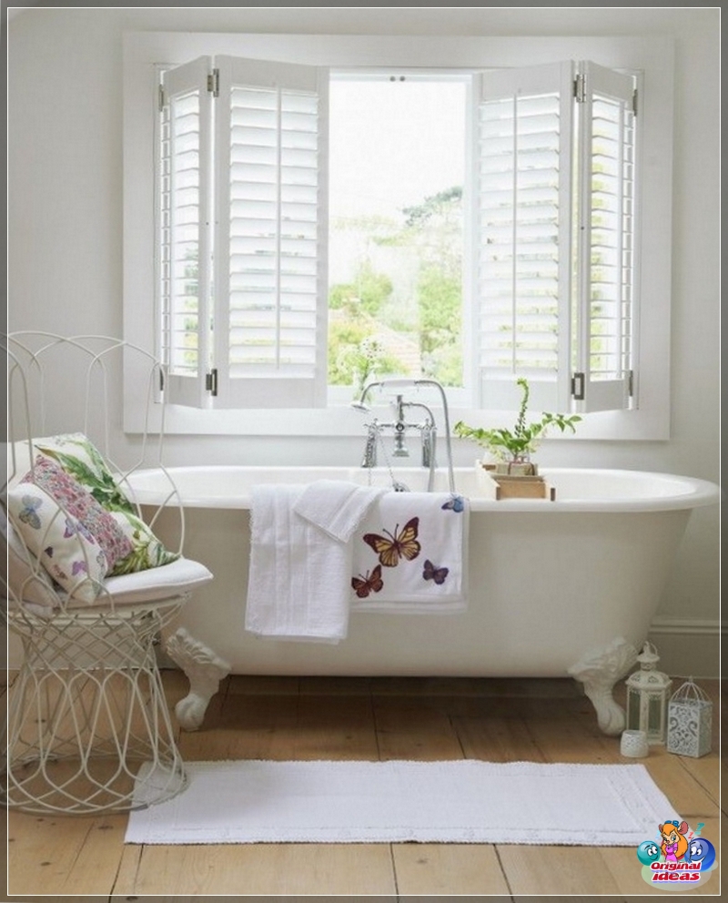 Brett auf dem Boden im Badezimmer im provenzalischen Stil Brett auf dem Boden im Badezimmer im provenzalischen Stil