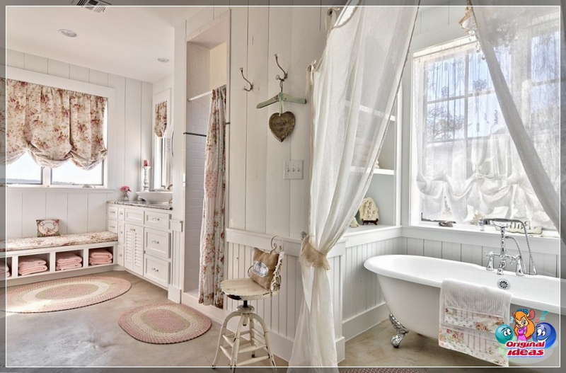 Badezimmer im provenzalischen Stil mit einer Fülle von Textilien Badezimmer im provenzalischen Stil mit einer Fülle von Textilien