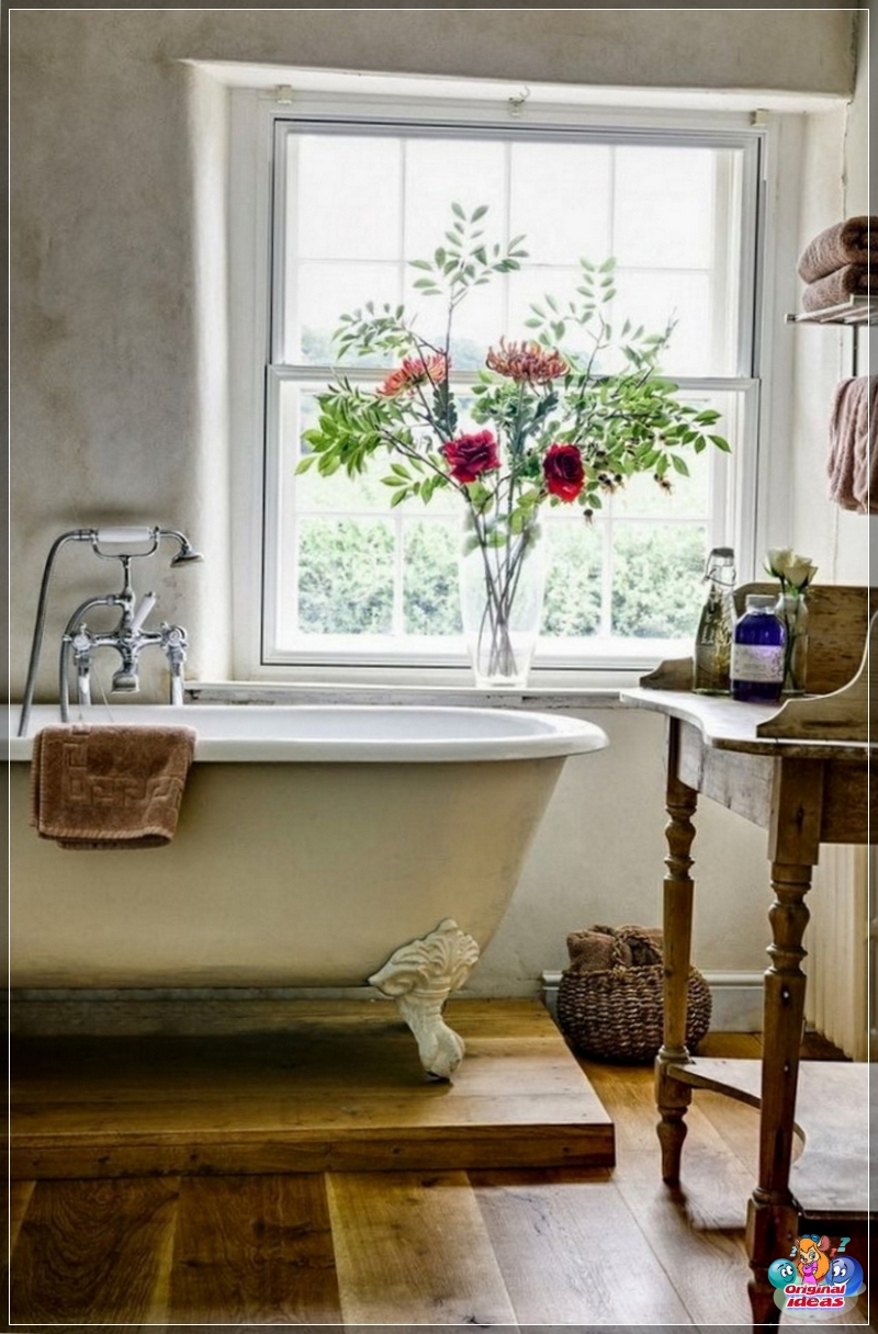 Antike Badewanne mit Löwenfüßen im provenzalischen Stil Antike Badewanne mit Löwenfüßen im provenzalischen Stil