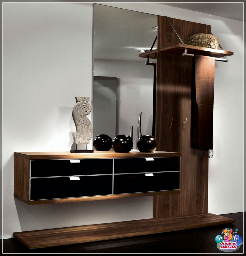 Mirror in the hallway according to feng shui rules in the photo