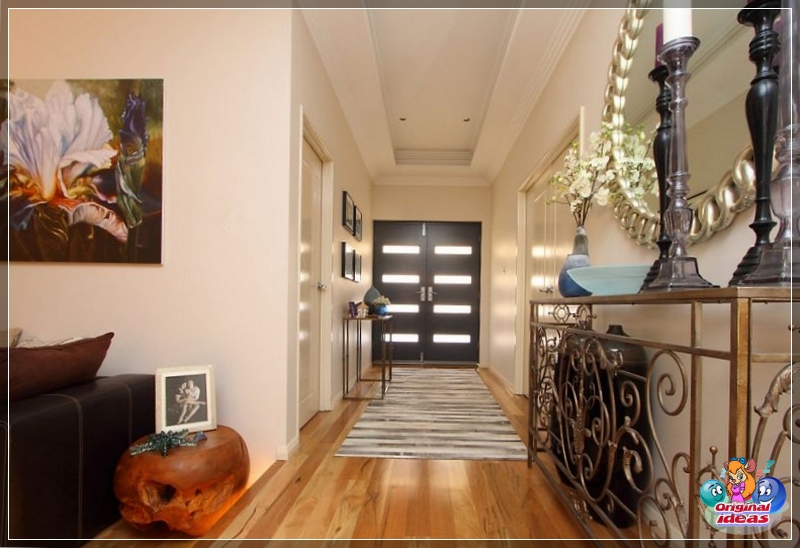 Hallway decoration with paintings