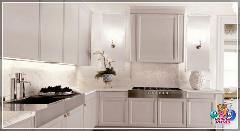 cocina Cocina luminosa en tonos blancos en la foto
