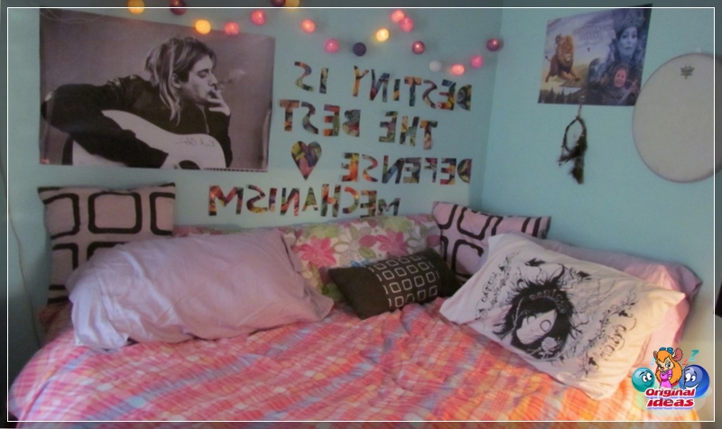 Decoración de pared con pinturas y fotos en la habitación de un adolescente en un estilo de interruptor de palanca en un ejemplo de fotografía