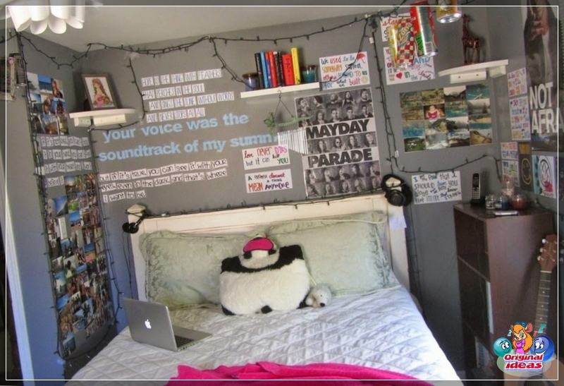 Decoración de pared con pinturas y fotos en la habitación de un adolescente en un estilo de interruptor de palanca en la foto