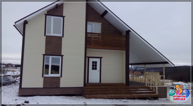 Außendekoration des Hauses aus SIP-Paneelen mit Blockhaus