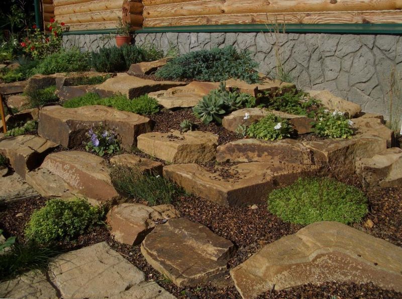 Alpiner Hügel an ihrem Sommerhaus mit Sandstein