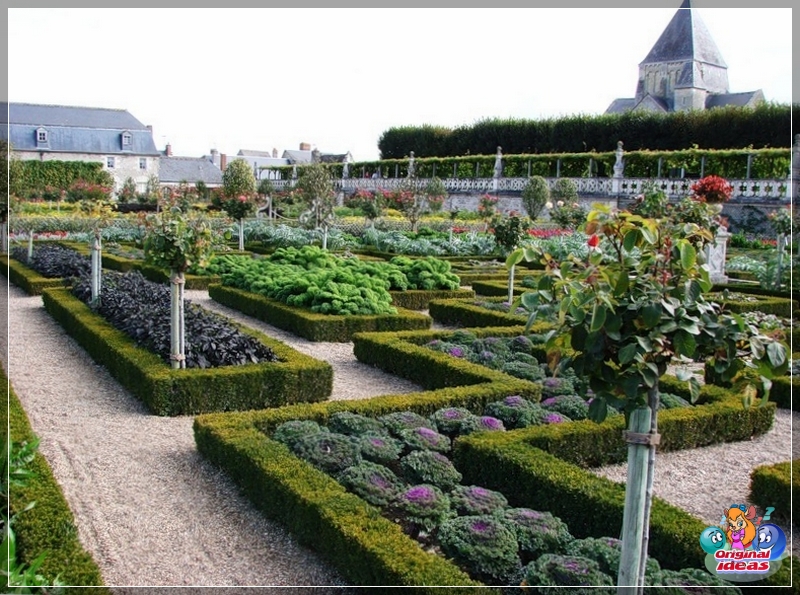 Haciendo hermosas camas en su cabaña de verano