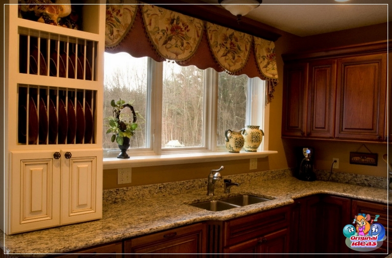cortina Las cortinas de cocina se combinan armoniosamente con el diseño de la cocina en tonos beige y marrón