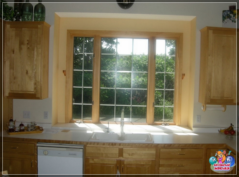 cortina Las ventanas de madera forman un conjunto único con el diseño general de la cocina