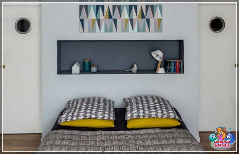 O interior do quarto no estilo escandinavo 2023: novos itens, com papel de parede, em tons cinzentos, com móveis brancos, fotos reais (estilo) O interior do quarto no estilo escandinavo 2023: novos itens, com papel de parede, em tons cinzentos, com móveis brancos, fotos reais