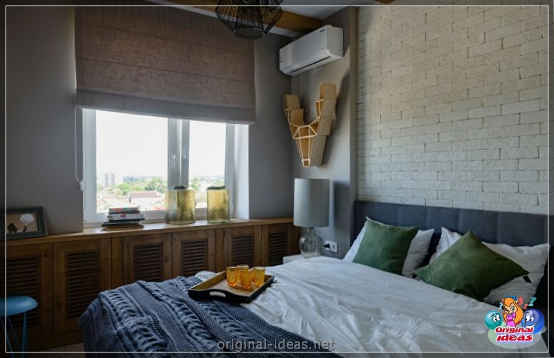 O interior do quarto no estilo escandinavo 2023: novos itens, com papel de parede, em tons cinzentos, com móveis brancos, fotos reais (2023) O interior do quarto no estilo escandinavo 2023: novos itens, com papel de parede, em tons cinzentos, com móveis brancos, fotos reais