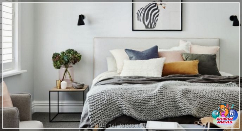 O interior do quarto no estilo escandinavo 2023: novos itens, com papel de parede, em tons cinzentos, com móveis brancos, fotos reais (estilo) O interior do quarto no estilo escandinavo 2023: novos itens, com papel de parede, em tons cinzentos, com móveis brancos, fotos reais