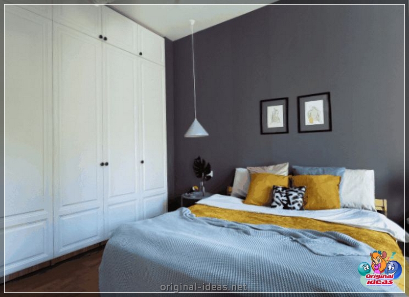 O interior do quarto no estilo escandinavo 2023: novos itens, com papel de parede, em tons cinzentos, com móveis brancos, fotos reais (2023) O interior do quarto no estilo escandinavo 2023: novos itens, com papel de parede, em tons cinzentos, com móveis brancos, fotos reais