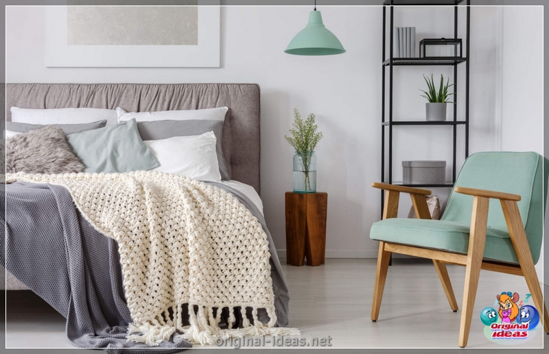 O interior do quarto no estilo escandinavo 2023: novos itens, com papel de parede, em tons cinzentos, com móveis brancos, fotos reais (quarto) O interior do quarto no estilo escandinavo 2023: novos itens, com papel de parede, em tons cinzentos, com móveis brancos, fotos reais