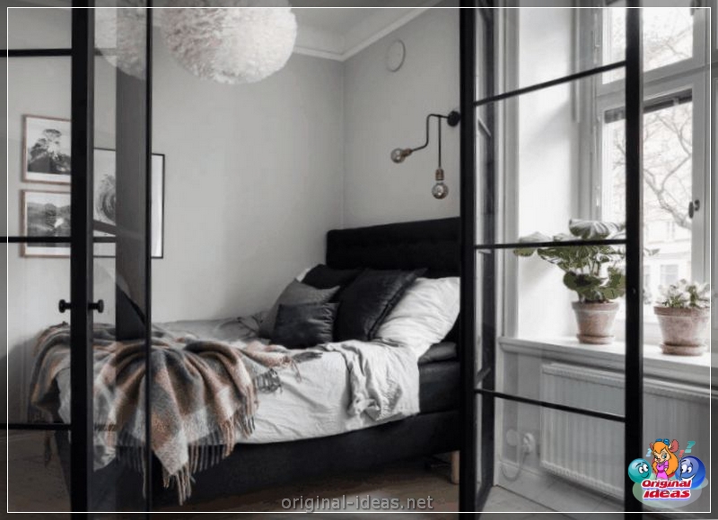 O interior do quarto no estilo escandinavo 2023: novos itens, com papel de parede, em tons cinzentos, com móveis brancos, fotos reais (interior) O interior do quarto no estilo escandinavo 2023: novos itens, com papel de parede, em tons cinzentos, com móveis brancos, fotos reais