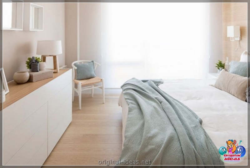 O interior do quarto no estilo escandinavo 2023: novos itens, com papel de parede, em tons cinzentos, com móveis brancos, fotos reais (estilo) O interior do quarto no estilo escandinavo 2023: novos itens, com papel de parede, em tons cinzentos, com móveis brancos, fotos reais