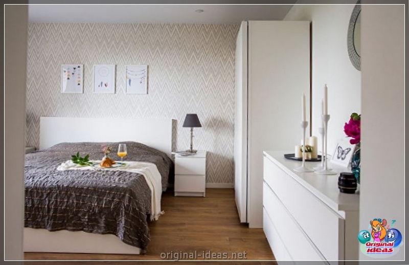 O interior do quarto no estilo escandinavo 2023: novos itens, com papel de parede, em tons cinzentos, com móveis brancos, fotos reais (estilo) O interior do quarto no estilo escandinavo 2023: novos itens, com papel de parede, em tons cinzentos, com móveis brancos, fotos reais