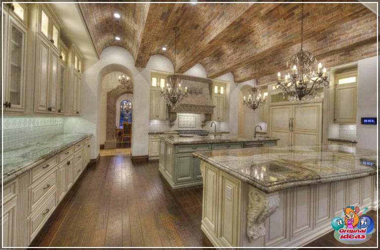 armoires de cuisine Cuisine méditerranéenne de luxe avec plafond voûté en brique sur armoires blanches et lustres en cristal