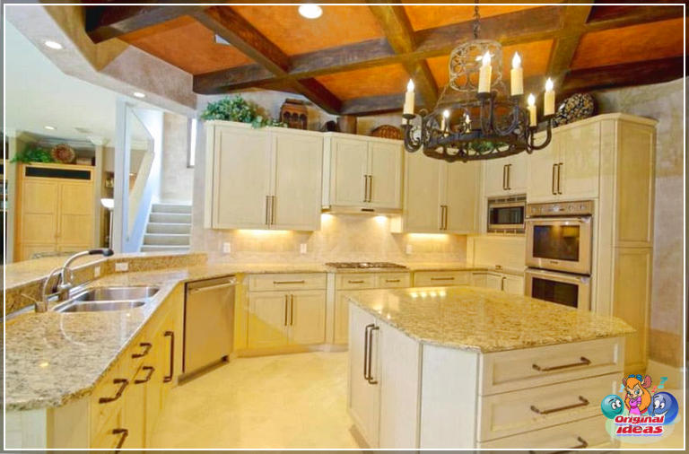 armoires de cuisine Cuisine méditerranéenne avec armoires crème et comptoir en granit décoratif Giallo