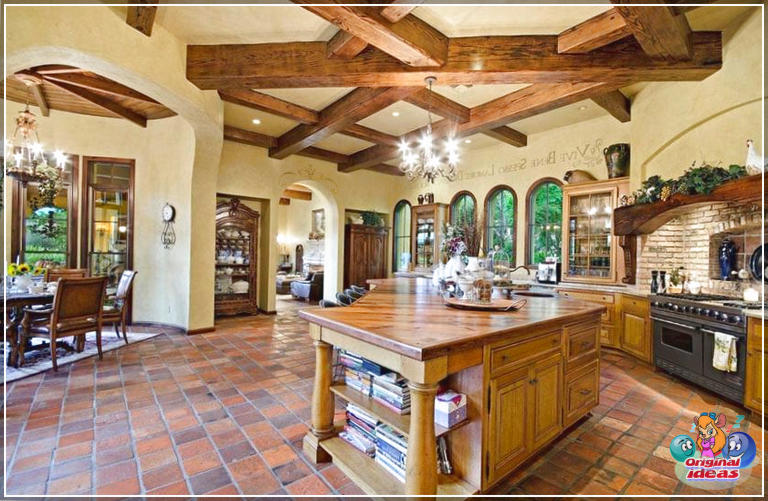 armoires de cuisine Cuisine à aire ouverte avec de hauts plafonds, des portes cintrées et du carrelage espagnol