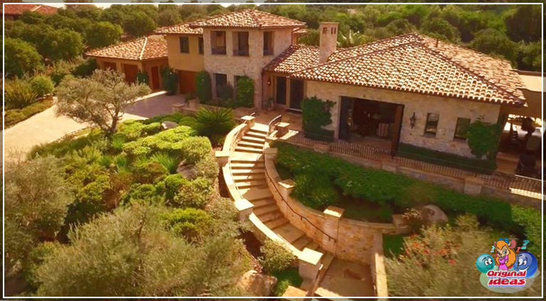 design della casa Parte anteriore della casa in stile italiano e scala per l'ingresso