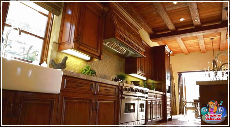 design della casa Cucina in stile italiano con soffitto in legno lavandino della fattoria