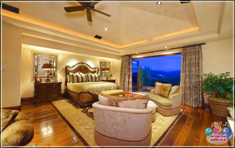 design della casa Camera da letto principale di lusso con incredibile balcone con vista aperta