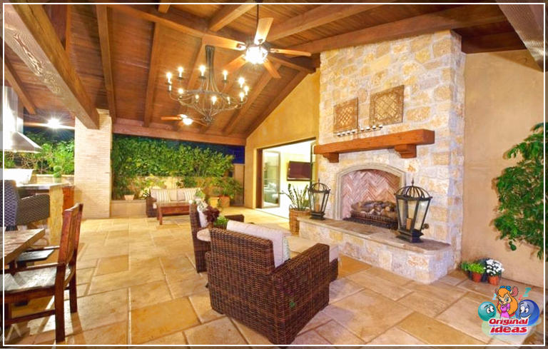 design della casa Patio esterno coperto con camino e soffitto in legno ad archi