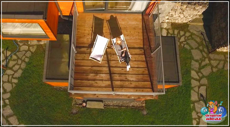 design moderne Fille sur le balcon de l'appartement micro