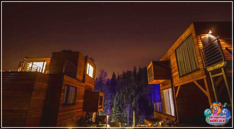 design moderne À l'extérieur des micro-appartements la nuit
