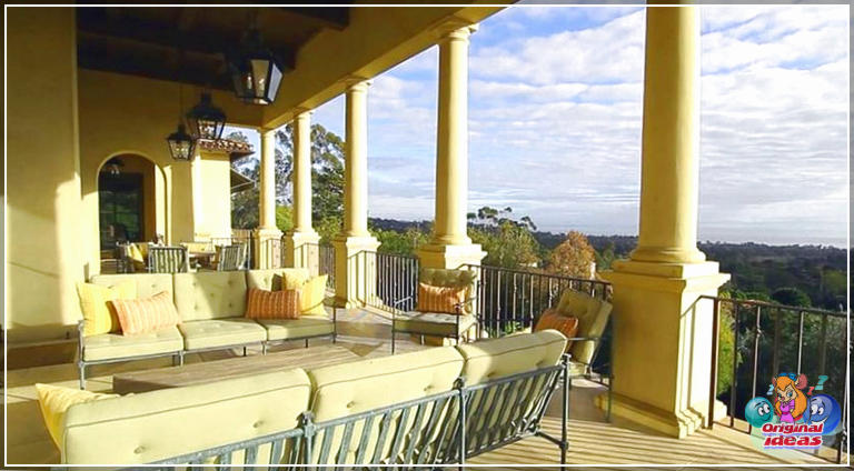 maison Terrasse de balcon de maison de luxe avec mobilier d'extérieur